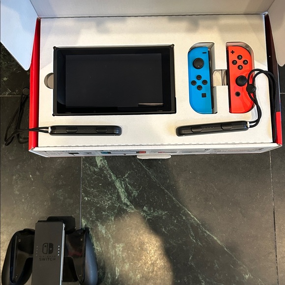 Nintendo Switch - Picture 2 of 13